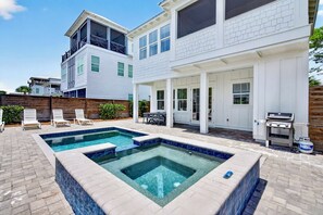 A heated pool - Sun Drift: Private beach steps away, Heated pool, FREE golf cart, Bunk Rooms (Miramar Beach)