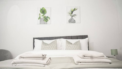 Sleeps 4, Great for Groups, Free Parking Kent