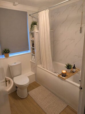 Apartment, 1 Bedroom | Bathroom - Sleeps 4, Great for Groups, Free Parking Kent (Gillingham)