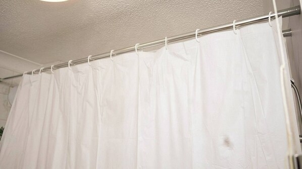 A white shower curtain with a metal rod. - Sleeps 4, Great for Groups, Free Parking Kent (Gillingham)