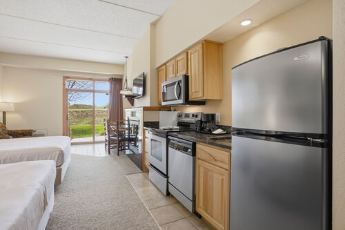 Cozy Vacation Villa Studio @ Chula Vista Resort in tranquil Wisconsin Dells