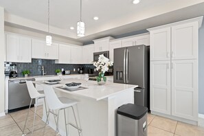 Fridge, microwave, oven, stovetop - Perfect 2BD Family Condo w/ Balcony Near Disney (Kissimmee)