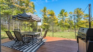 Outdoor dining - Charming Family Retreat in Central Baileys Harbor (Baileys Harbor)