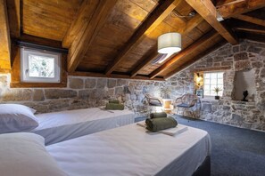 Room - PS Heritage Stone House (Split)