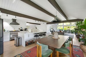 Private kitchen - Spacious and Private house with Views, AC,  and full GYM in Laguna Beach (Laguna Beach)