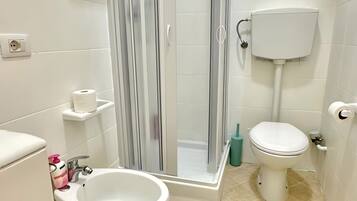 Dusche, Haartrockner, Handtücher