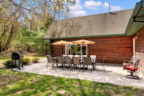 Outdoor dining - Big Rapids Lodge, Hot tub, Pond, Game Room (Big Rapids)