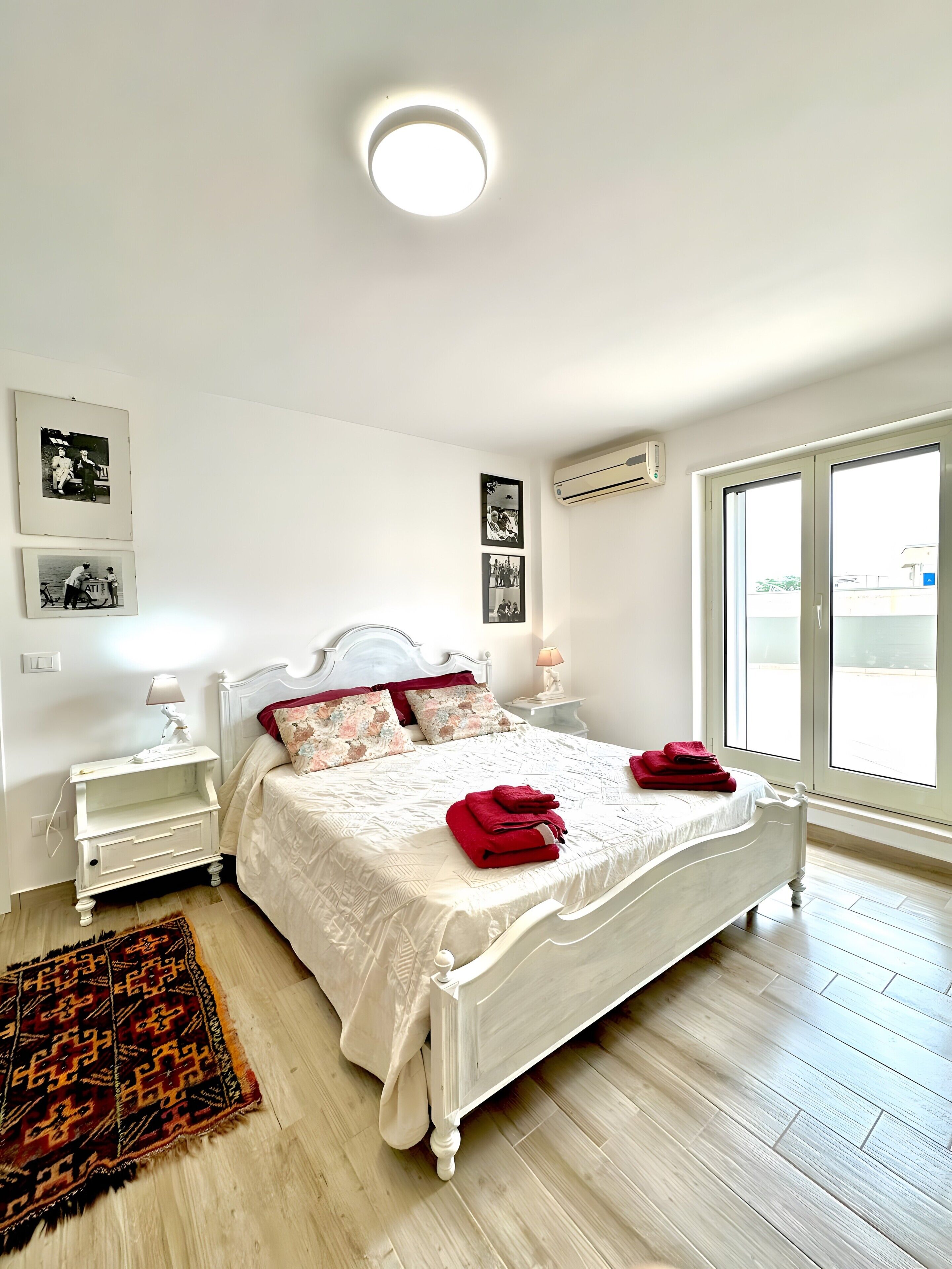 Tabla de planchar con plancha, wifi y ropa de cama 
