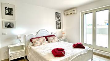 Tabla de planchar con plancha, wifi y ropa de cama