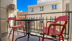 Outdoor dining - GuestReady - Urban Art (Málaga)