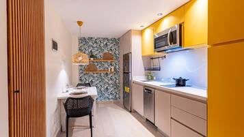 Refrigerador, microondas, lavavajillas y cafetera y tetera