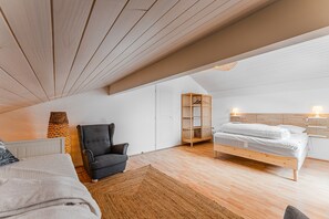 3 bedrooms, iron/ironing board, WiFi, bed sheets