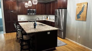 Geladeira, micro-ondas, fogão, cooktop