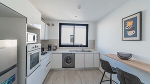 A modern kitchen with a washing machine, a sink, and a window. - New 2BR Apt Parking Netflix La Marsa (La Marsa)