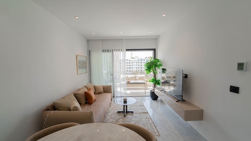New 2BR Sunny Balcony Jardins Carthage