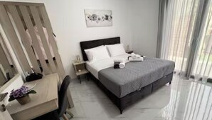 3 dormitoris, planxa i posts de planxar i un bressol de viatge 