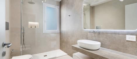 Shower, hair dryer, towels