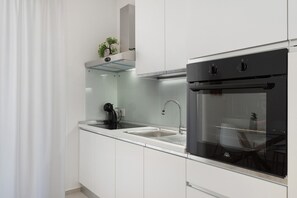 Frigorifero, forno, piano cottura, macchina per tè/caffè