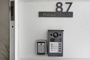 A door with a number plate reading '87' and 'Palazzo TILDE' on a textured wall. - Apartment 'Palazzo Tilde - 2A' with Sea View, Wi-Fi and Air Conditioning (Marsala)