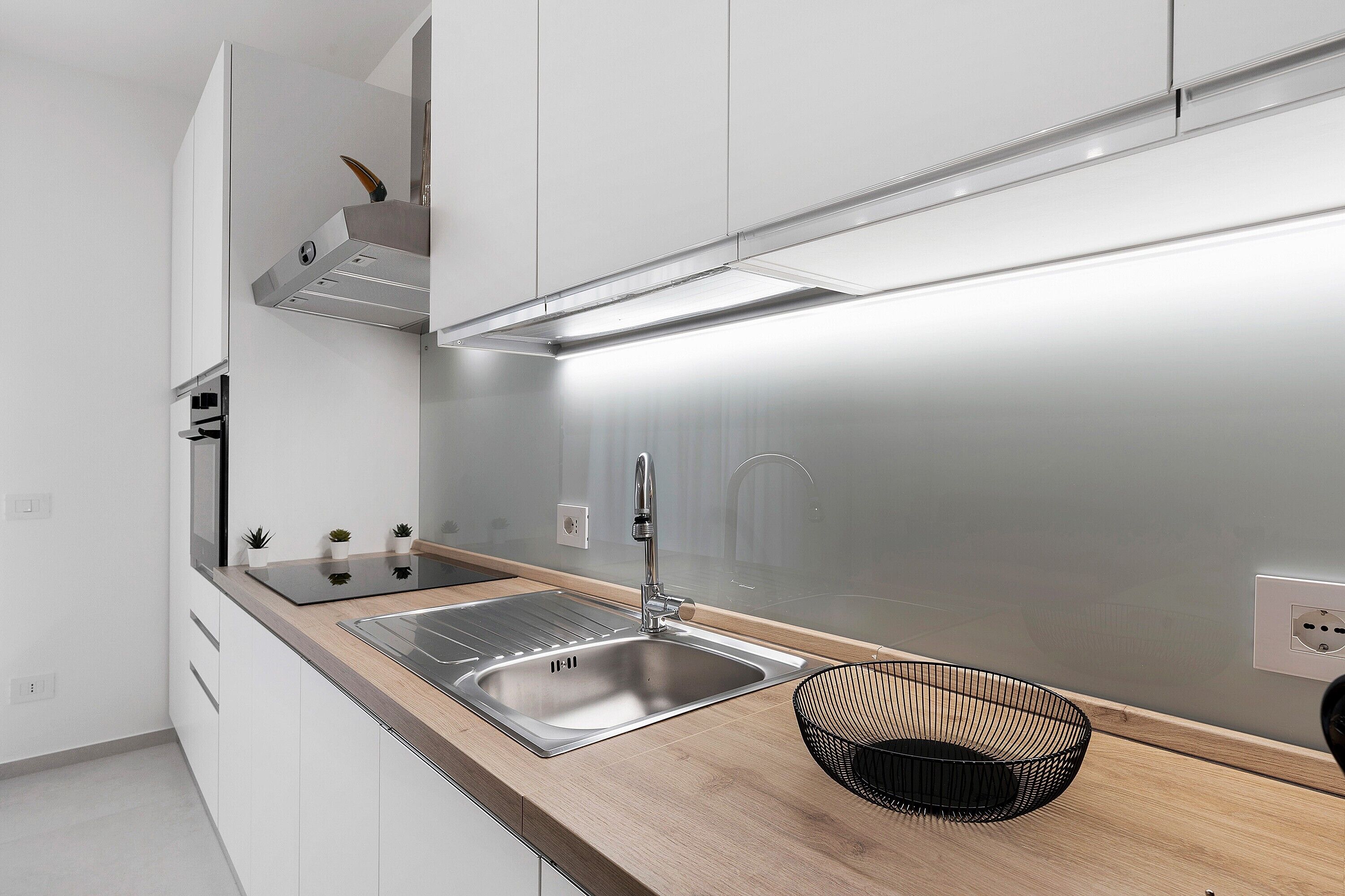 Wasserkocher mit Kaffee-/Teezubehör, Kühlschrank, Ofen, Herdplatte