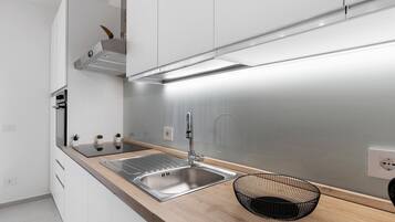 Coffee/tea maker, fridge, oven, stovetop