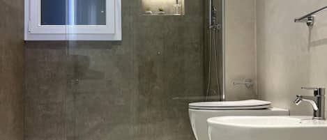 Douche, séchoir à cheveux, serviettes fournies