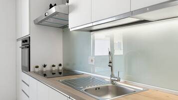 Een koelkast, een oven, een kookplaat, een koffiezetapparaat/waterkoker