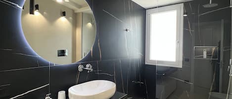 Dusche, Haartrockner, Handtücher