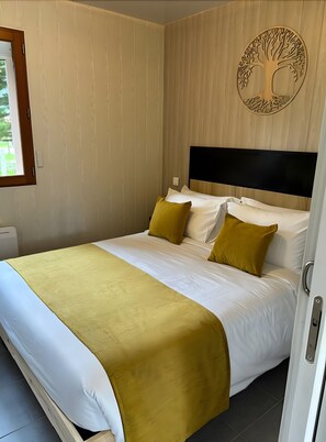 Tabla de planchar con plancha, wifi y ropa de cama 