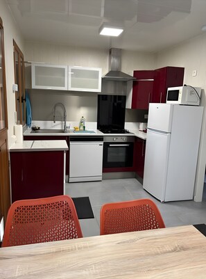 Frigorifero, microonde, forno, piano cottura