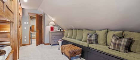 5 habitaciones, tabla de planchar con plancha y cuna de viaje