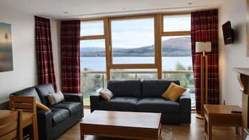 Comfort Apartment, Balcony, Lake View | Living area