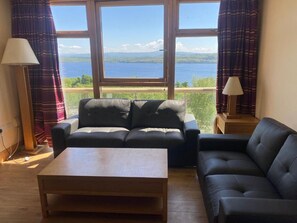 Apartamento conforto, vista para o lago | Área de estar