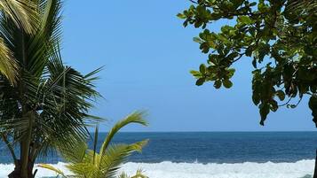 En la playa y playa de arena blanca