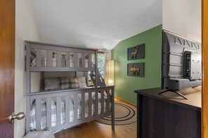 Een strijkplank/strijkijzer, reisbedje, gratis wifi, beddengoed