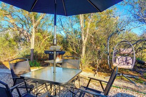 Outdoor dining - Classic Airstream-Hot Tub-Ranch-Close to Town (Fredericksburg)
