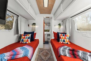 2 bedrooms, free WiFi, bed sheets - Classic Airstream-Hot Tub-Ranch-Close to Town (Fredericksburg)