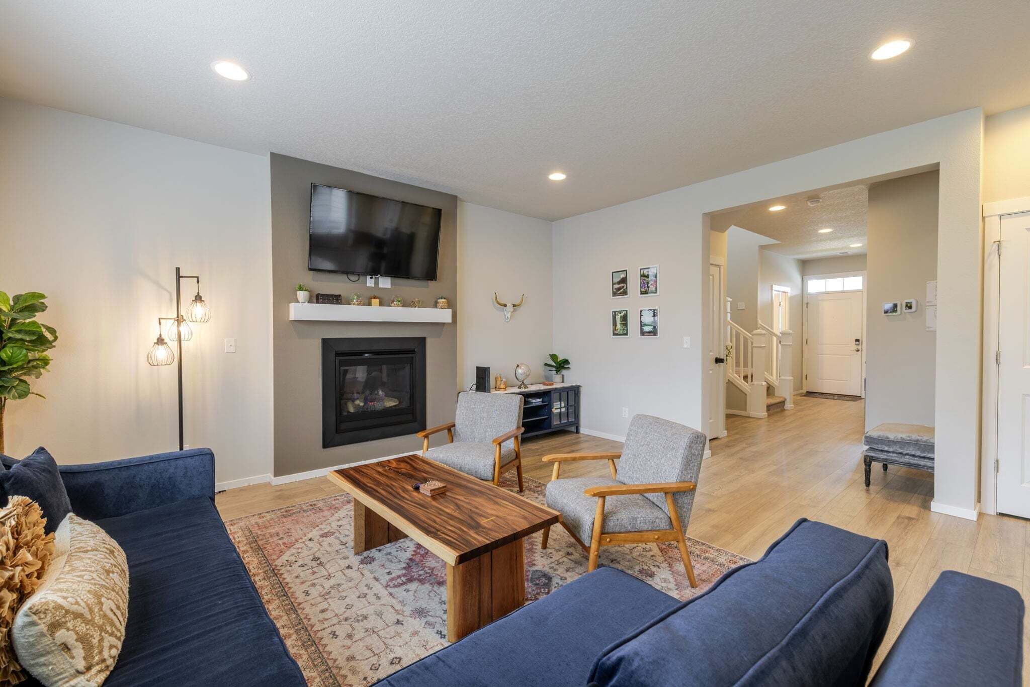 Smart TV, fireplace