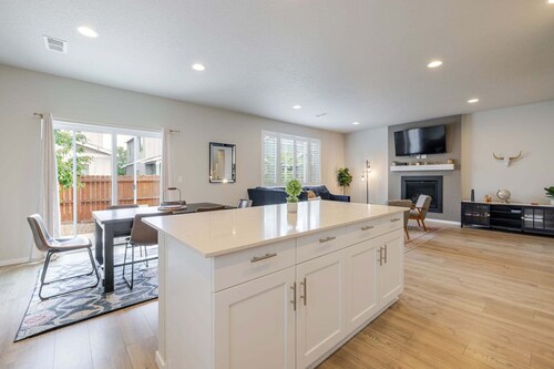 Tommy - Close to Fun! Fireplace, A/C, Fenced Yard