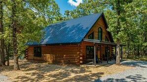 A log cabin with a metal roof, surrounded by trees. - Modern Log Cabin - Boat Ramp & Rock Crawl nearby (Eucha)