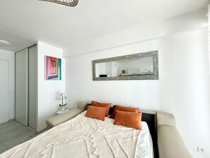 Room - Vrbo Property (La Grande-Motte)