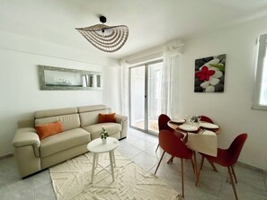 Living area - Vrbo Property (La Grande-Motte)