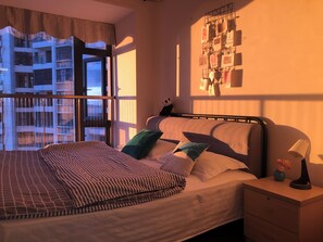Room - 2-Bedroom Apartment with River & Sea View in Central Haikou (haikou)