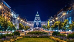Un hôtel doté d’une cour intérieure, d’une fontaine et d’un grand bâtiment en arrière-plan.