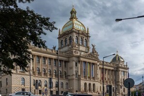 Ein großes, historisches Gebäude mit einer markanten Kuppel und klassischer Architektur.