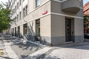 Ein Gebäude mit einem Schild für 'RAGAZZI' und einem roten Schild darüber.
