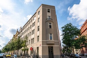 Ein mehrgeschossiges Gebäude mit einer glatten Fassade, einem sichtbaren Eingang und einem Verbotsschild.