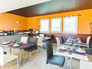 Apartment | Dining - Grand Loire Valley Family Maisonette (Azay-le-Rideau)