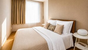 Ein Schlafzimmer mit einem Bett, einem Nachttisch und einem Fenster mit Vorhängen.