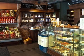 Eine Bäckerei mit einer Auswahl an Backwaren und frischem Obst und Gemüse.